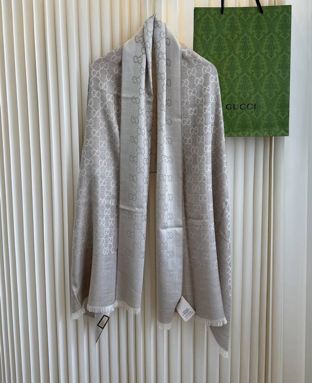 200￥p 标识双面长巾 银灰色 尺寸：70*180Cm 材质：70%羊毛 30%真丝 精简干练小G字母双面色提花，真丝面料轻薄柔软 不厚重，很显质感哦 男女通