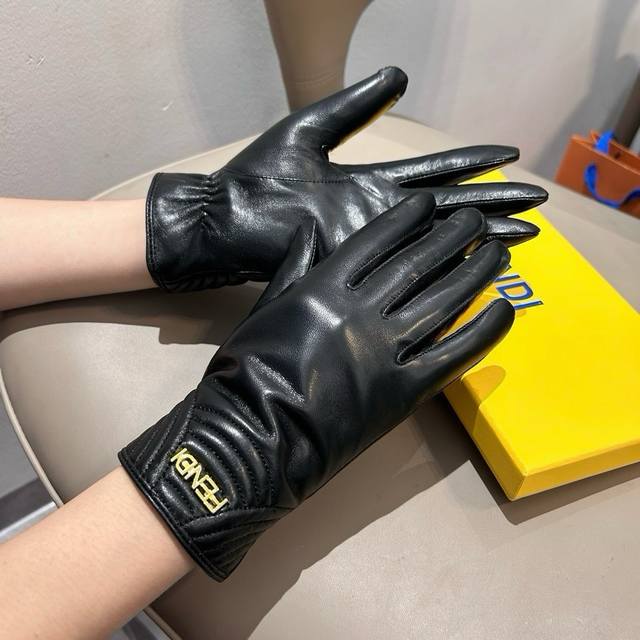 p150 芬迪Fendi2026秋冬羊皮手套手机触屏,值得对比同款不同品质,秒杀市场差产品,进口一级羊皮内里加绒 经典不过时款.喜欢可以入手了,这种品质的今年用 p150 芬迪Fendi2026秋冬羊皮手套手机触屏,值得对比同款不同品质,秒杀市场差产品,进口一级羊皮内里加绒 经典不过时款.喜欢可以入手了,这种品质的今年用