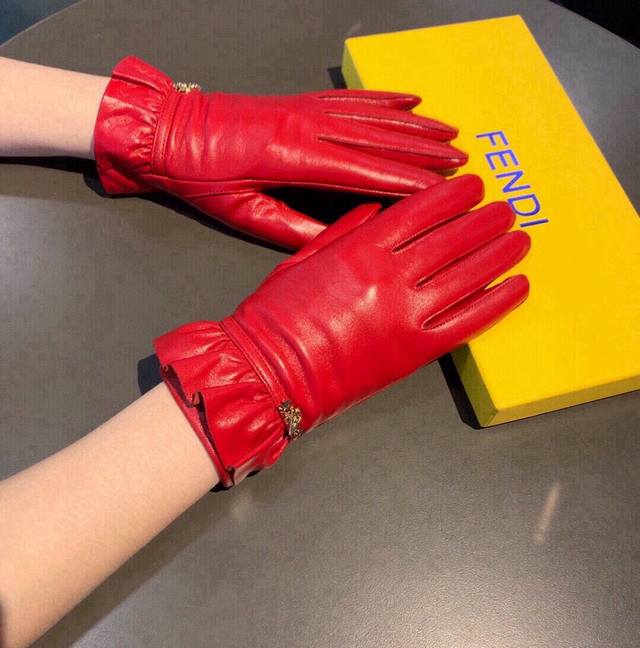 p150 芬迪Fendi2026秋冬羊皮手套手机触屏,值得对比同款不同品质,秒杀市场差产品,进口一级羊皮内里加绒 经典不过时款.喜欢可以入手了,这种品质的今年用 p150 芬迪Fendi2026秋冬羊皮手套手机触屏,值得对比同款不同品质,秒杀市场差产品,进口一级羊皮内里加绒 经典不过时款.喜欢可以入手了,这种品质的今年用
