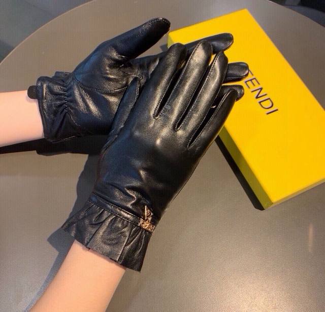 p150 芬迪Fendi2026秋冬羊皮手套手机触屏,值得对比同款不同品质,秒杀市场差产品,进口一级羊皮内里加绒 经典不过时款.喜欢可以入手了,这种品质的今年用 p150 芬迪Fendi2026秋冬羊皮手套手机触屏,值得对比同款不同品质,秒杀市场差产品,进口一级羊皮内里加绒 经典不过时款.喜欢可以入手了,这种品质的今年用