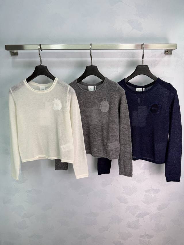 p220Dio*26 Early Autumn New Lightweight Round Neck Badge Short Knit Long Sleeve.