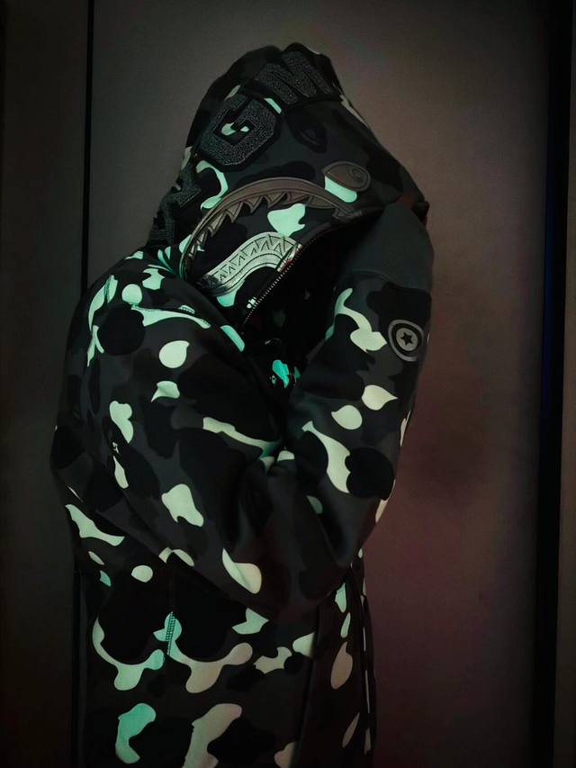 270 Bape City Camo Shark Hoodie Glow-in-the-Dark Camouflage Laser Shark Hooded Z 270 Bape City Camo Shark Hoodie Glow-in-the-Dark Camouflage Laser Shark Hooded Z