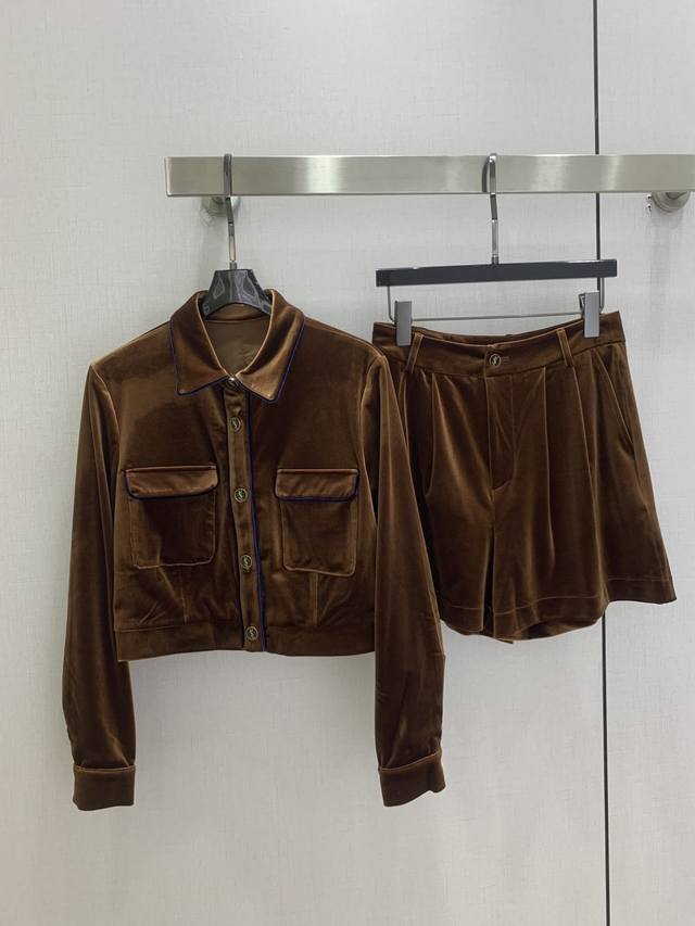 Highly recommend YSL's 2026 early autumn new velvet pocket pleated suit. The sof