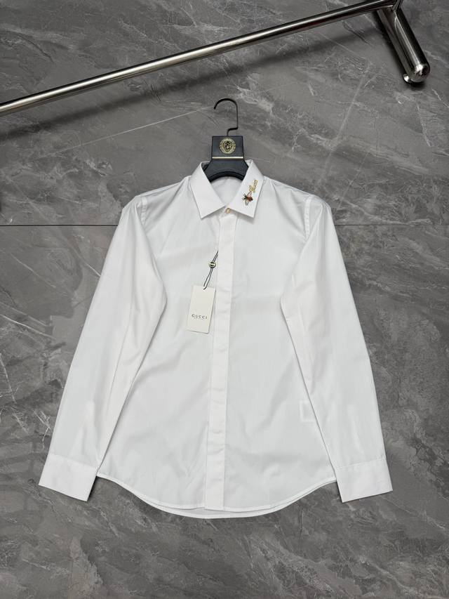 p220 Gucc* Gucci shirt with bee and letter embroidery in gold thread on the coll p220 Gucc* Gucci shirt with bee and letter embroidery in gold thread on the coll