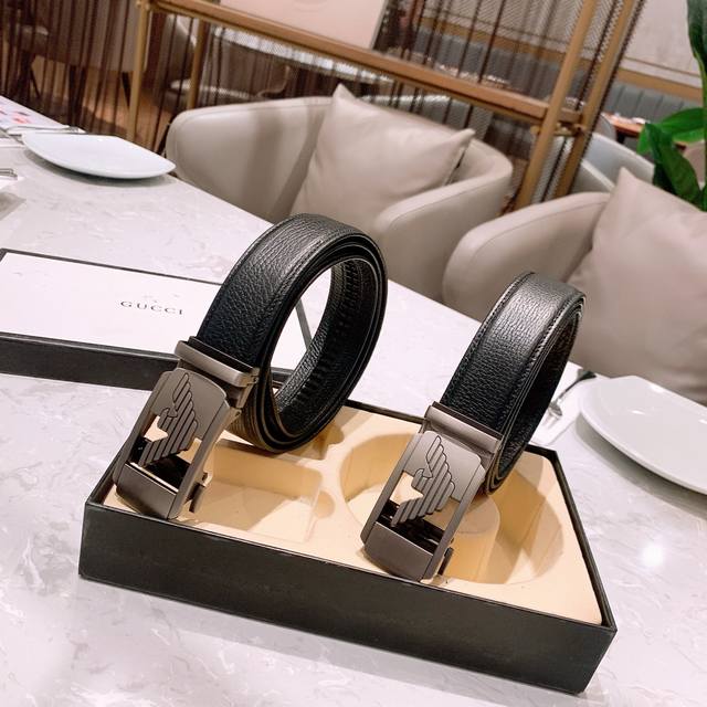 290 Armani's latest automatic buckle, made of top-grain cowhide with a classic p