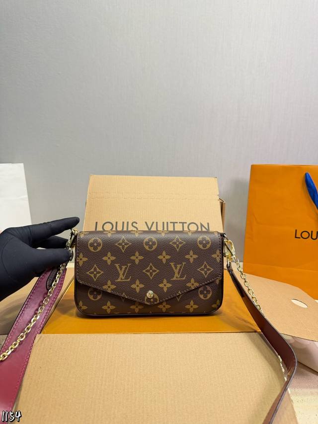 p180 Lv Three-in-one envelope pouch Full of girlish charm, soft to the touch and p180 Lv Three-in-one envelope pouch Full of girlish charm, soft to the touch and