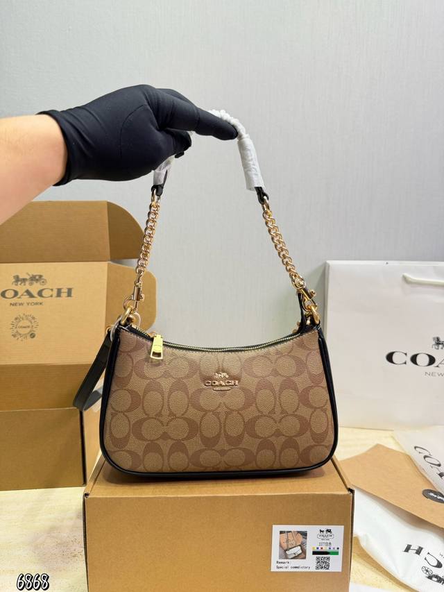 p220 Coach Teri shoulder bag, classic C-shaped monogram PVC material, metal chai p220 Coach Teri shoulder bag, classic C-shaped monogram PVC material, metal chai