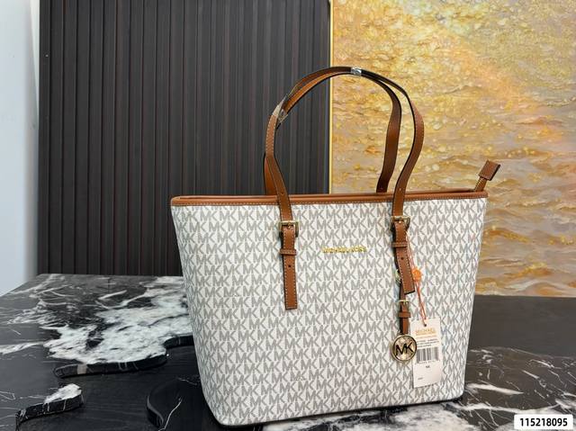 p210 MK tote bag, perfect for autumn and winter. MK tote bag, timeless and styli p210 MK tote bag, perfect for autumn and winter. MK tote bag, timeless and styli
