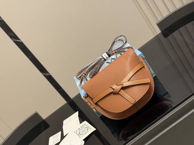 ?240 Comes with box Size: 24*20cm Loewe's new shoulder strap is beautiful! Gate