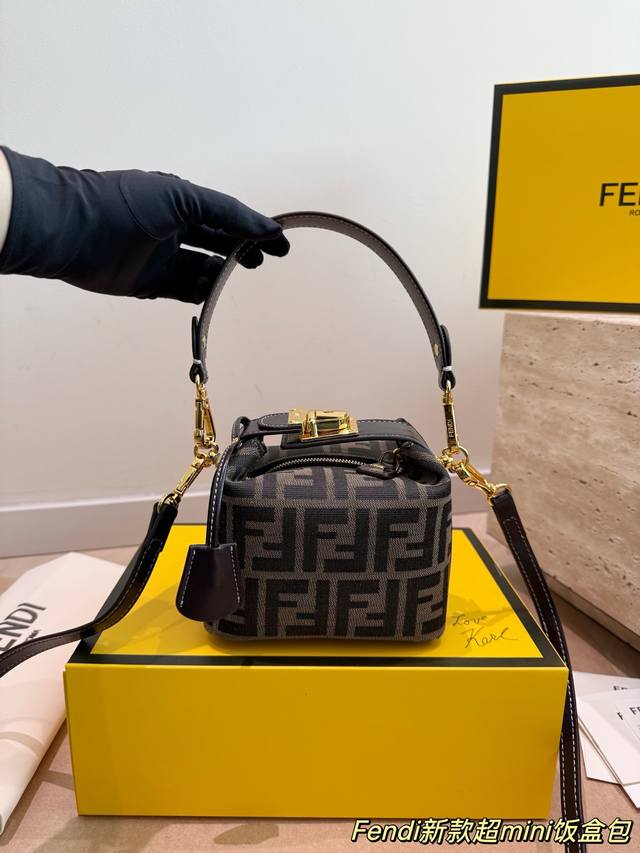p330 Comes with box. Size: 16.10cm. Fendi's new super mini lunchbox bag! Comes w
