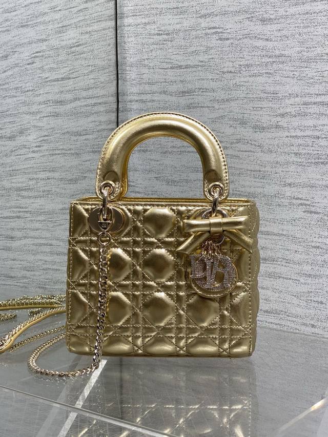 p910 Antique Gold Classic Lady Bow Diamond Buckle Bag, a must-have three-compart