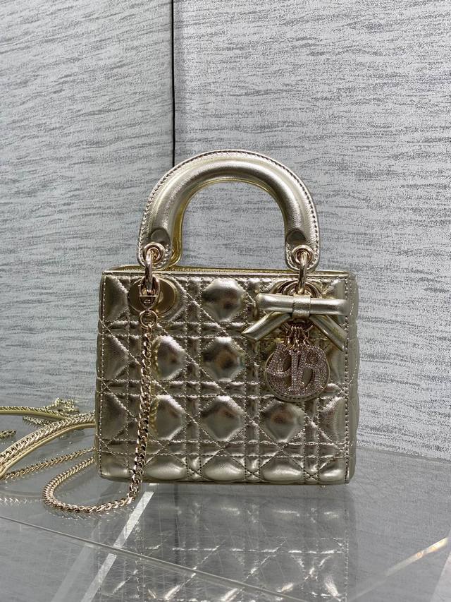 p910 Light Gold Classic Lady Bow Diamond Buckle Bag, a must-have three-compartme