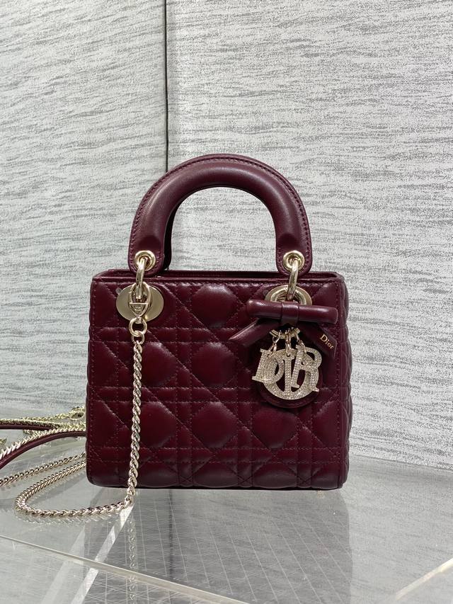 p910 Burgundy, in stock. Classic Lady bag with diamond clasp and bow