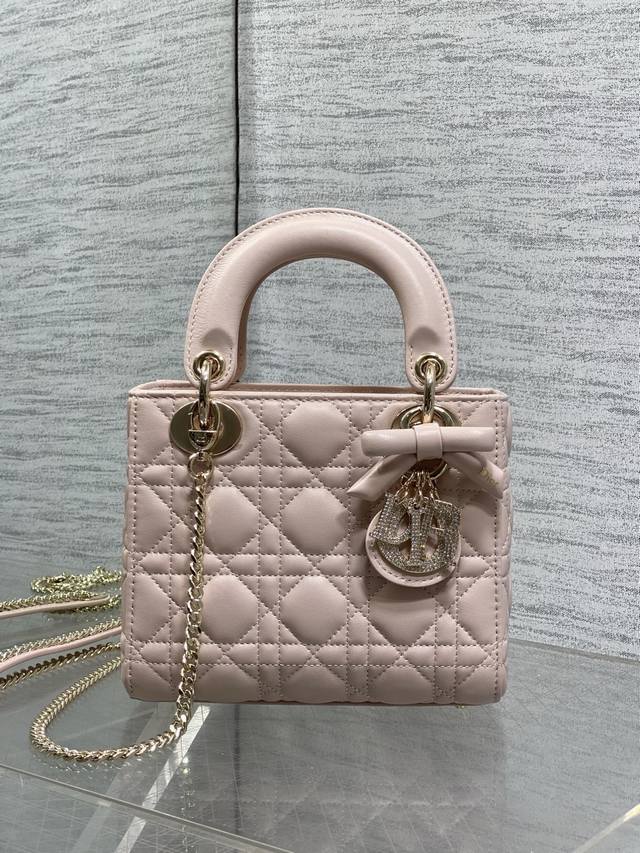 p910 Rouge Pink, in stock. Classic Lady bag with diamond clasp and bow