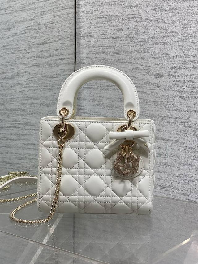 p910 White in stock. Classic Lady bag with diamond clasp and bow. A must-have th