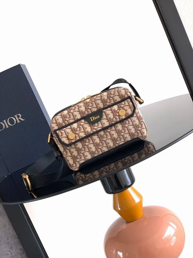 p590 Top-Tier Original] This Poet Jett zip-up messenger bag reinterprets a class