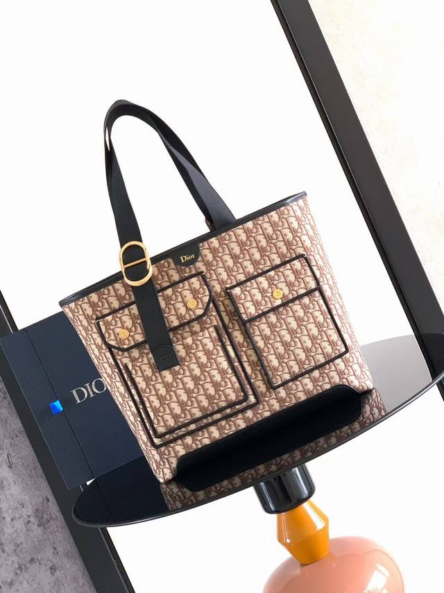 p790 [Top-Tier Original Developer] This Poet Jett handbag reinterprets a classic