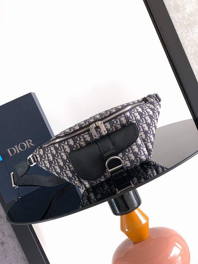 p570 This Heritage saddle belt bag blends elegance with practicality, showcasing