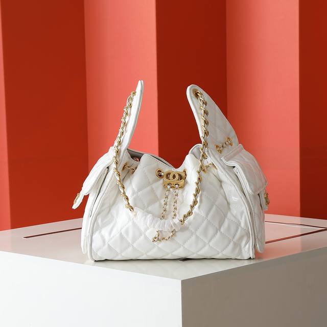 The new 300 Chanel 25 handbag is the rising star, the "Chanel 25 Bag," another "