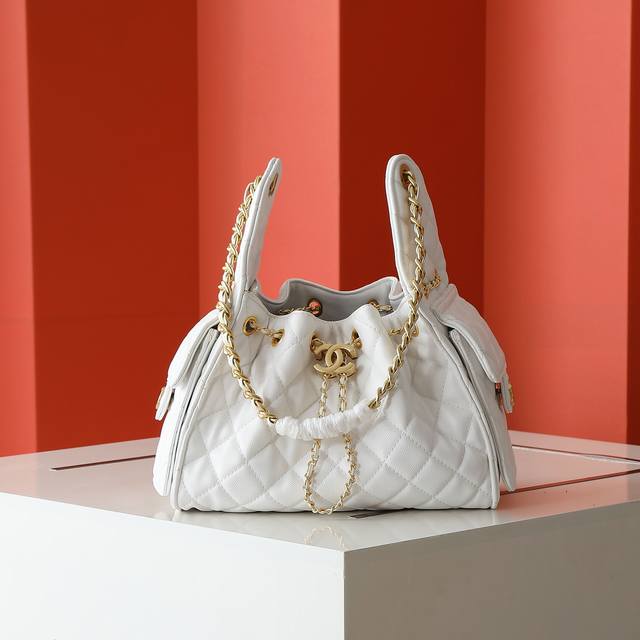 The new 300 Chanel 25 handbag is the rising star, the "Chanel 25 Bag," another "