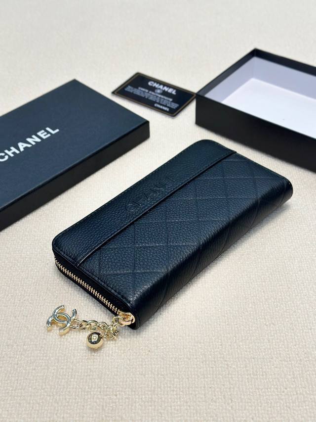 130. Black. Size: 19x10 cm. Chanel calfskin single zipper wallet. Classic style,