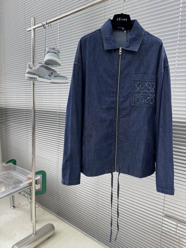 Top p390 - Loew Embroidered Denim Jacket with Patch Pockets. Made from lightweig Top p390 - Loew Embroidered Denim Jacket with Patch Pockets. Made from lightweig