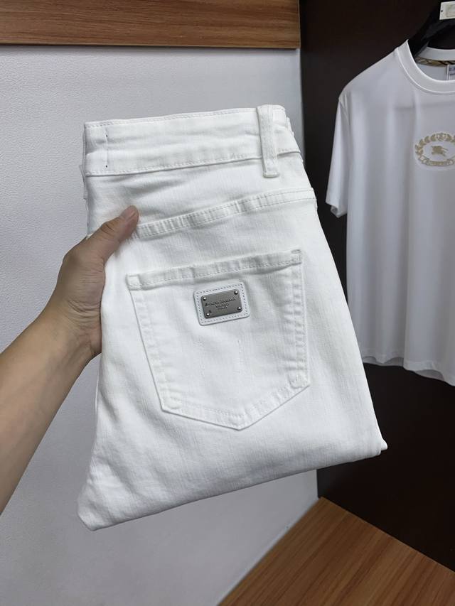 p290 Dg 2025 New All-Season Jeans. Clean and crisp cut, full of urban style. Mad