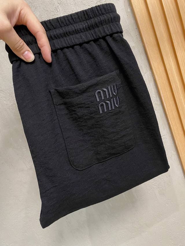 p220 Miu Miu 2026 New Casual Pants: Clean and crisp cut, full of urban style. Ma