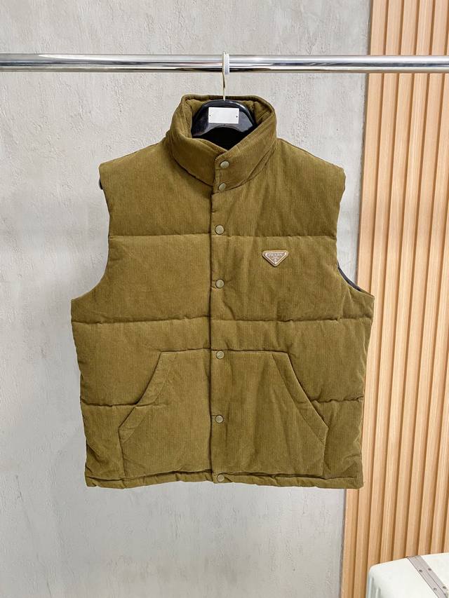 p620 Prada 25Fw This triangular logo vest is made of genuine leather. The Prada