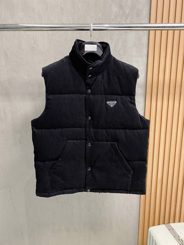 p620 Sizes: 46, 48. Prada 25Fw. This Prada vest features a triangular logo made