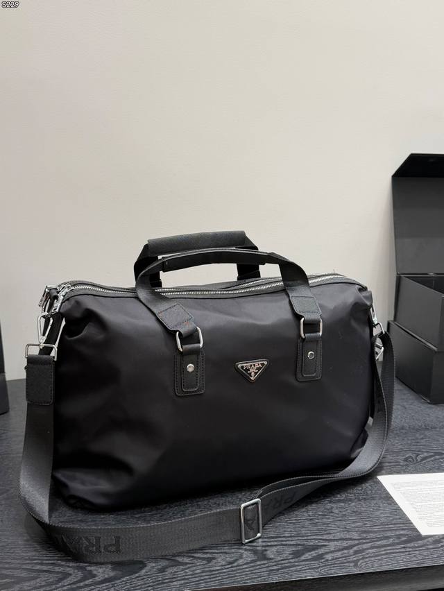p170 Prada shopping bag/travel bag/pillow bag Effortlessly embodies retro chic T p170 Prada shopping bag/travel bag/pillow bag Effortlessly embodies retro chic T