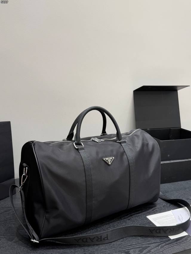 p150 Prada nylon travel bag, airport bag made of Italian parachute fabric, light p150 Prada nylon travel bag, airport bag made of Italian parachute fabric, light