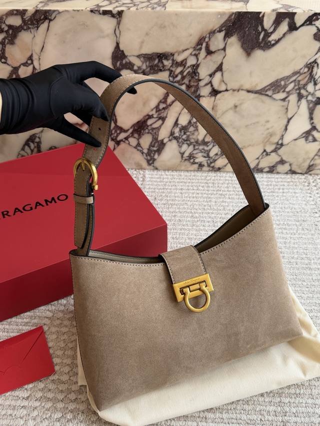 ?310 Comes with box Ferragamo #Ferragamo This Trifolio series shoulder bag combi