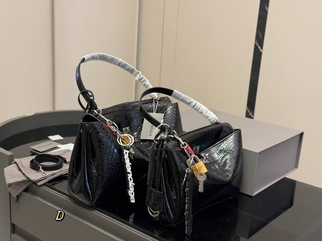 ?340 ?350 Comes with folding box/airplane box Size: 29*20cm (Small) 35*23cm (Med