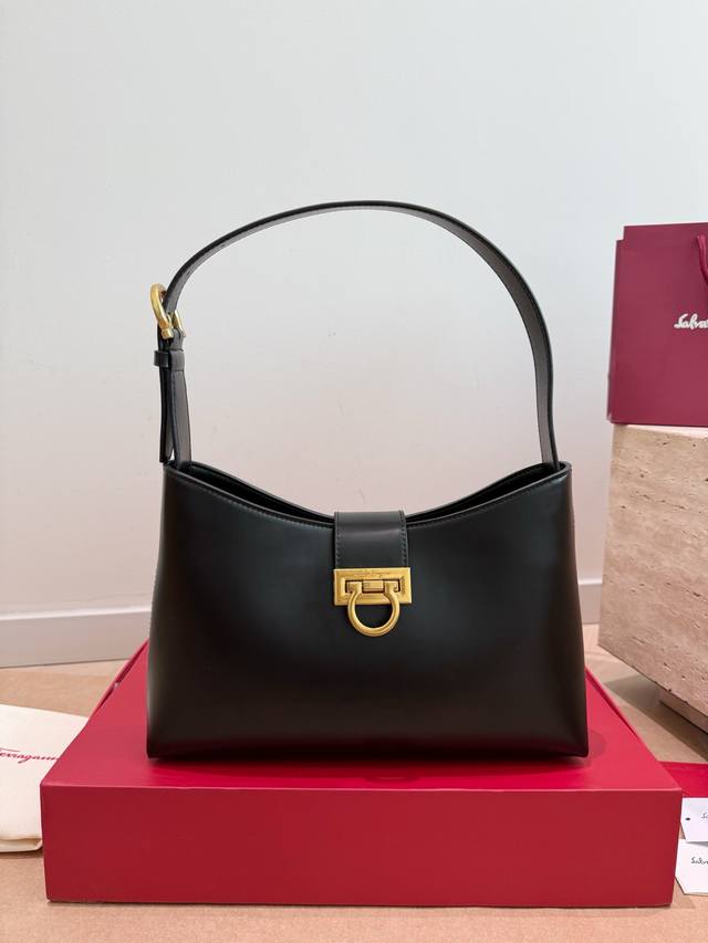 p290 Ferragamo new underarm bag The actual product is so beautiful, it can be bo