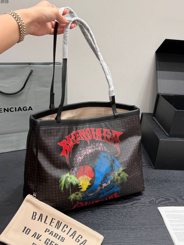 p200 No box Size: 33.25cm Balenciaga surf wave and coconut palm print tote bag.