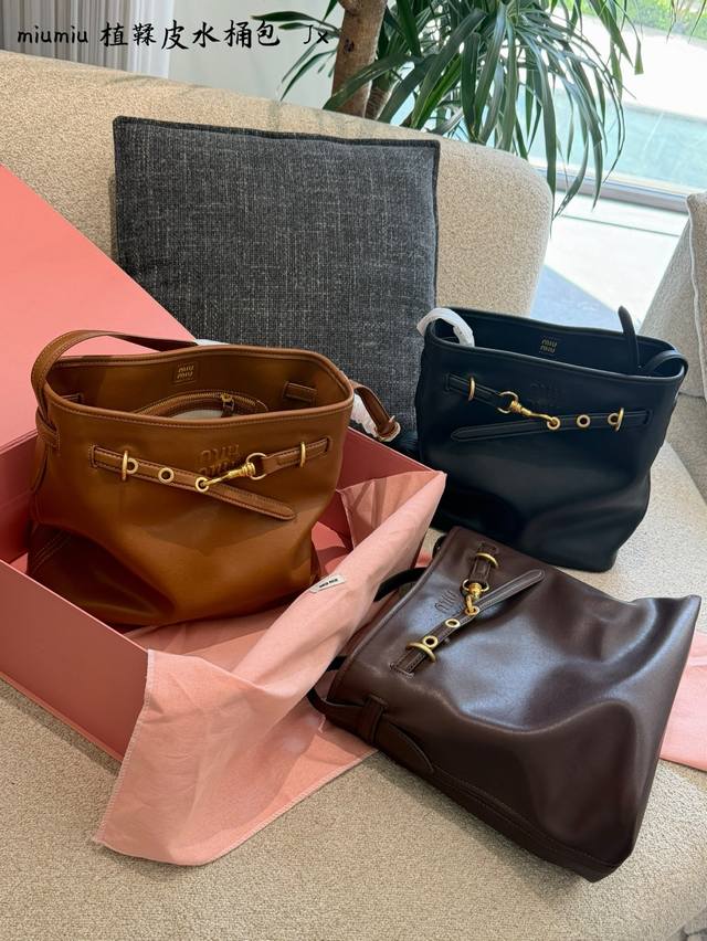 Miumiu Bucket Bag p420 . This Miumiu bucket bag is made of high-quality leather,
