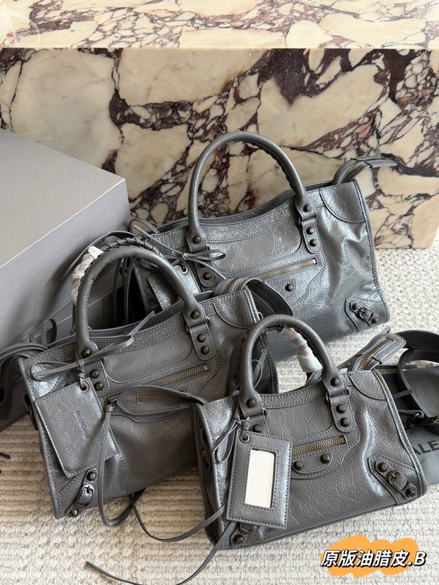 380, 400, 420 Top-grain cowhide with box. Size: 24*14cm (Small), 30*19cm (Medium