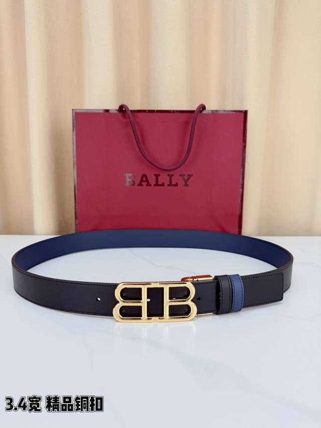 200 Bally 3.4宽经典双面腰带，外层黑色头层牛皮，内侧藏蓝 雾霾蓝真皮，双面可用。精品铜扣镂空双B字母造型，黄铜 银色两扣可选，扣面嵌皮细节精致。3.