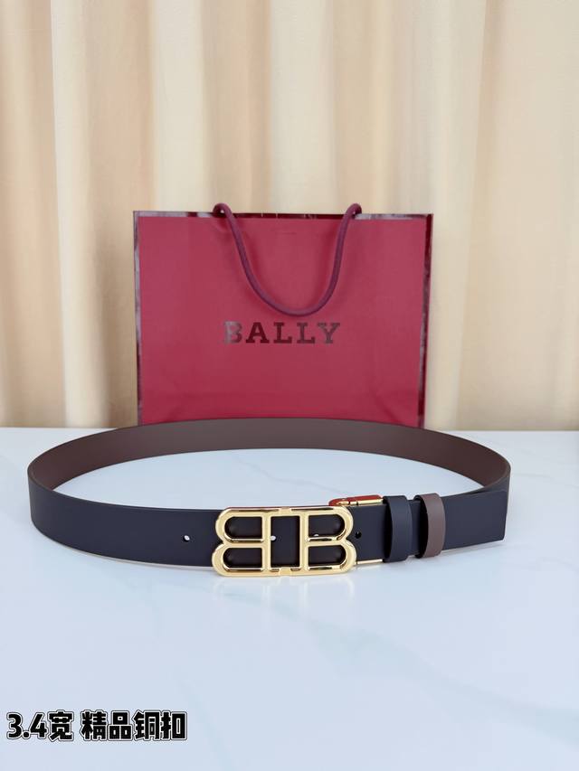 200 Bally 3.4宽经典双面腰带，外层哑光黑色头层牛皮，内侧深棕温润皮面，双面可用。精品铜扣镂空双B字母造型，黄铜 银色两扣可选，线条利落辨识度高。3.