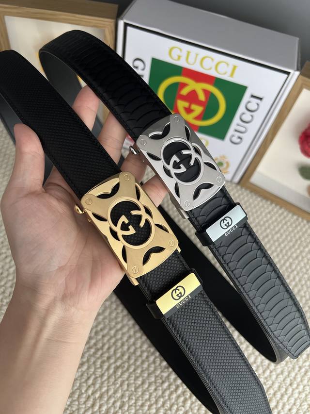 品名：古奇.Gu...Ci 自动带 p210 材质：原单牛皮腰带 专柜原单品质、做工精细，时尚大牌，送人自用首选 包装： 请认准如图专柜包装赠送打孔器手提袋专柜