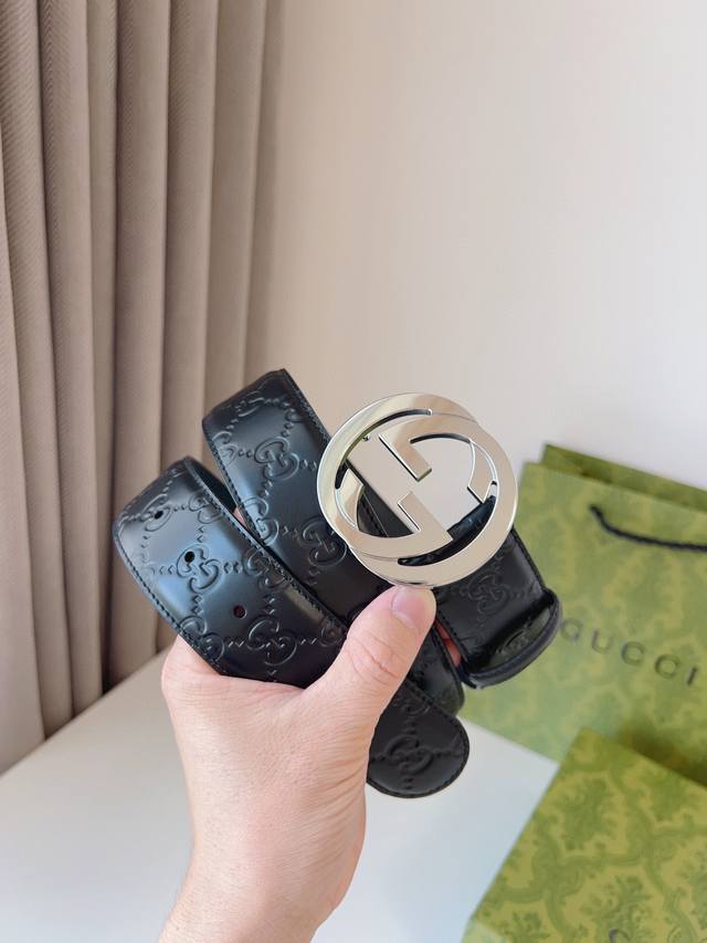 p200 Gucci 古奇 宽度:4.0Cm 专柜新款 代购品质 进口头层小牛皮 配饰不断为经典注入新意，焕新演绎品牌典藏元素。在这款腰带上，经典Gg字母交织图