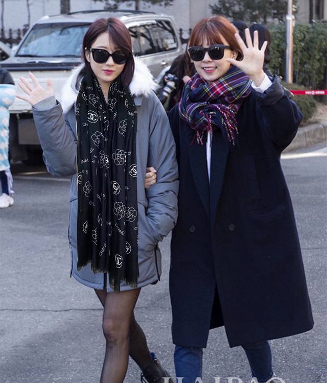 p250上新小香 银丝2026 闪闪发光 顶级设计太美了,真心赞 羊绒长巾 实物真心美 披肩配以印花无论设计喷绘都是非常到位细节都可见整个围巾给人大牌气场的同时 p250上新小香 银丝2026 闪闪发光 顶级设计太美了,真心赞 羊绒长巾 实物真心美 披肩配以印花无论设计喷绘都是非常到位细节都可见整个围巾给人大牌气场的同时