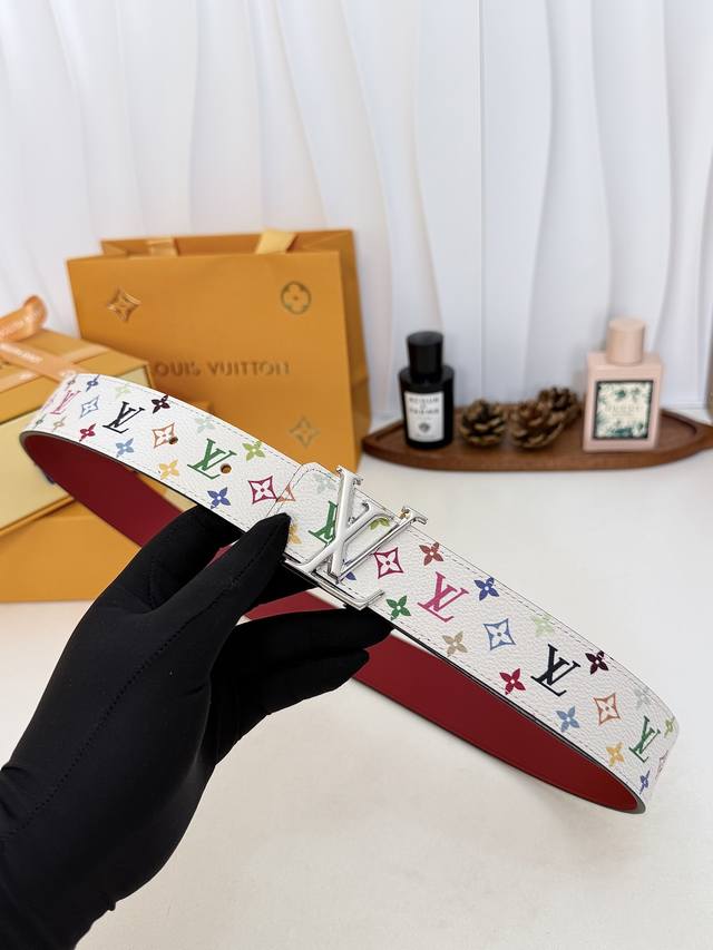 170 原版包装+1.0 Lv红底白彩花亮白Lv扣皮带｜35Mm标准宽度 原厂彩色印花涂层帆布，搭配细腻柔滑黑皮内里， 质感十足立体 Lv金属扣，个性撞色自带潮