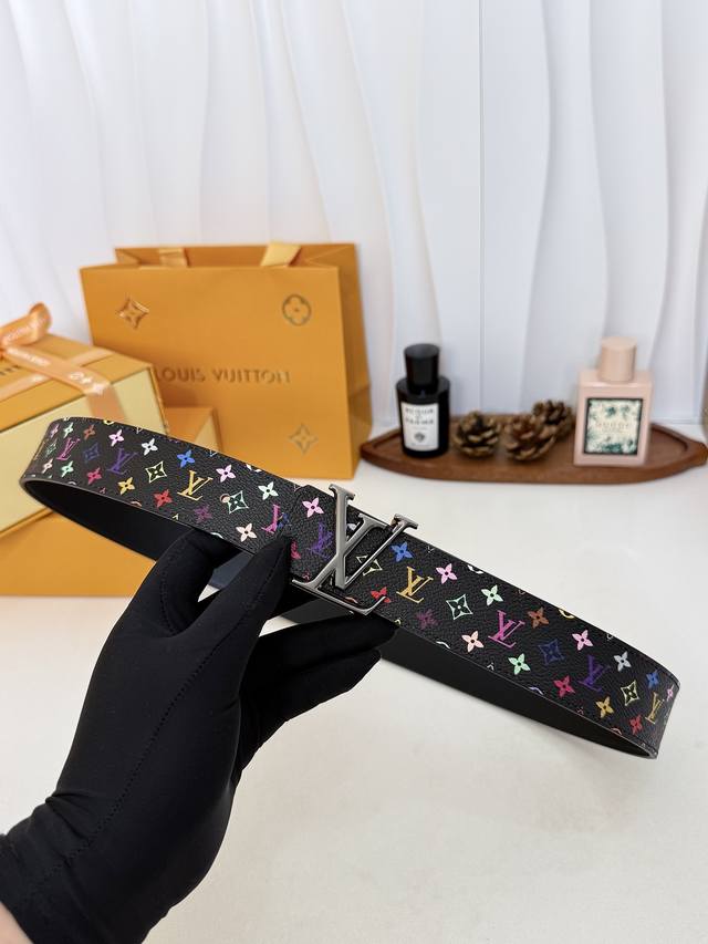 170 原版包装+1.0 Lv黑底彩花亮枪Lv扣皮带｜35Mm标准宽度 原厂彩色印花涂层帆布，搭配细腻柔滑黑皮内里， 质感十足立体 Lv金属扣，个性撞色自带潮流