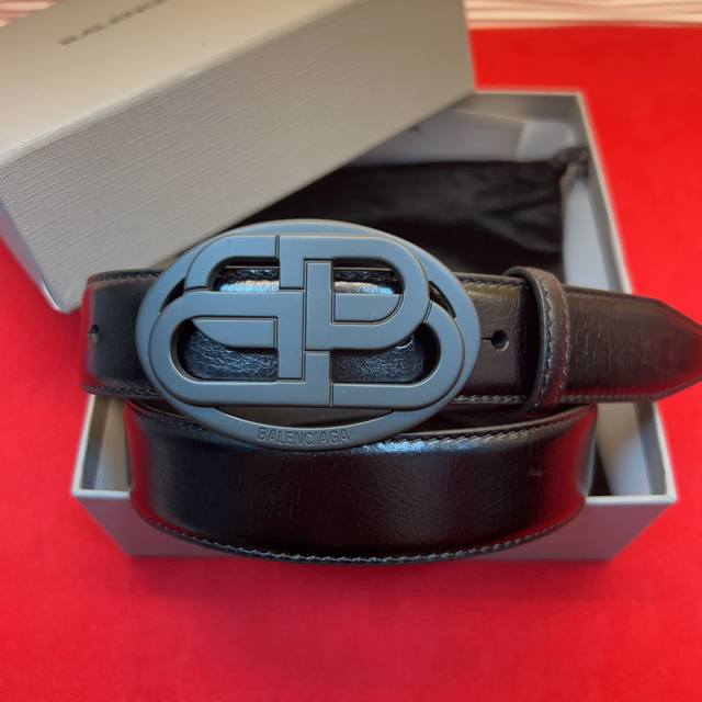 210 2014026巴黎世家 Balenciaga 宽度3.0Cm 是法国的奢侈品牌，作为时尚界最具影响力品牌之一的地位。设计师源于：都市时尚潮流独特的设计风