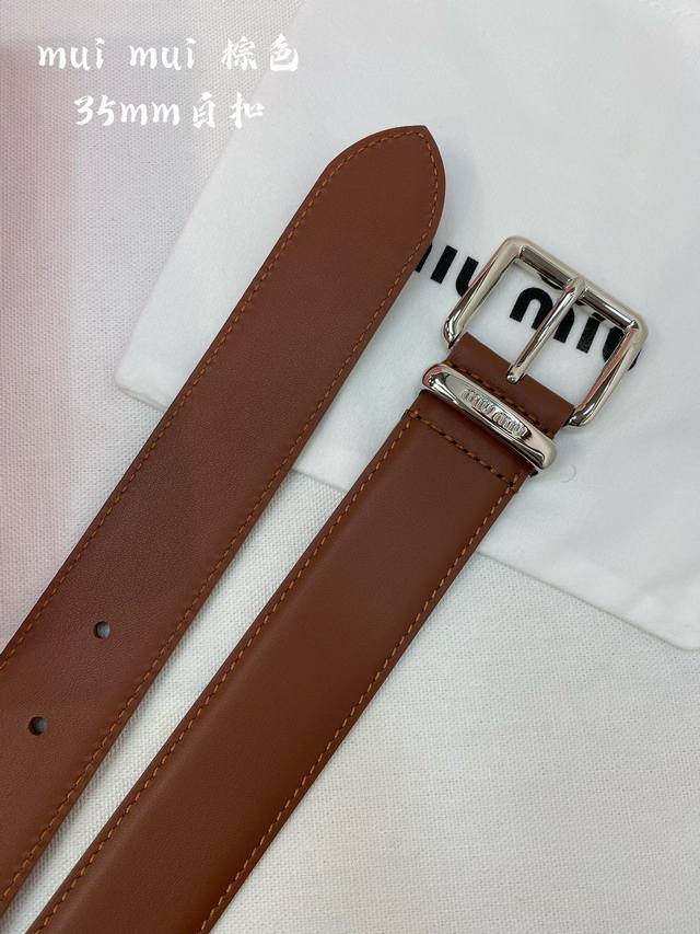 160 Miumiu 缪缪 23 金属搭扣. 腰带环饰有激光雕刻徽标,这款皮革腰带设计简约而优雅 ,腰带伴环以Miu Miu徽标 进口牛皮腰带 3.5Cm 160 Miumiu 缪缪 23 金属搭扣. 腰带环饰有激光雕刻徽标,这款皮革腰带设计简约而优雅 ,腰带伴环以Miu Miu徽标 进口牛皮腰带 3.5Cm