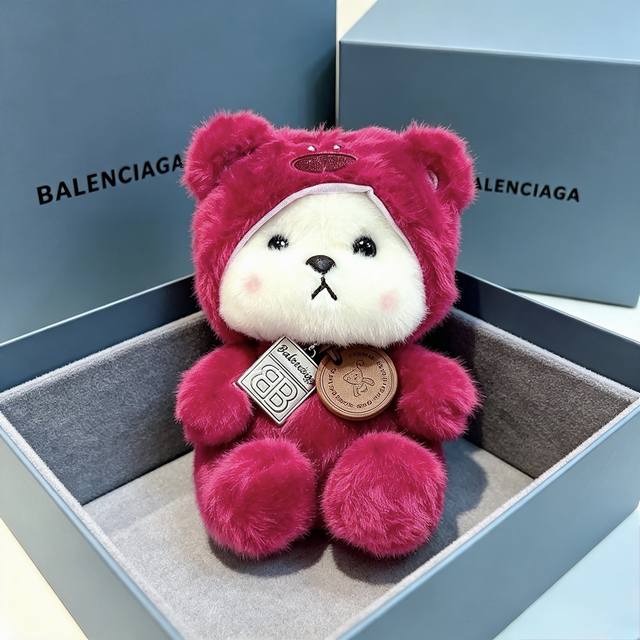 p100 新品发布 巴黎世家小玩偶新品发布 巴黎世家最新款包包挂饰档次更高明星同款 经典款联名设计理念钥匙扣系列 细节对版做旧处理 非市面亮面版型 这款一直在出
