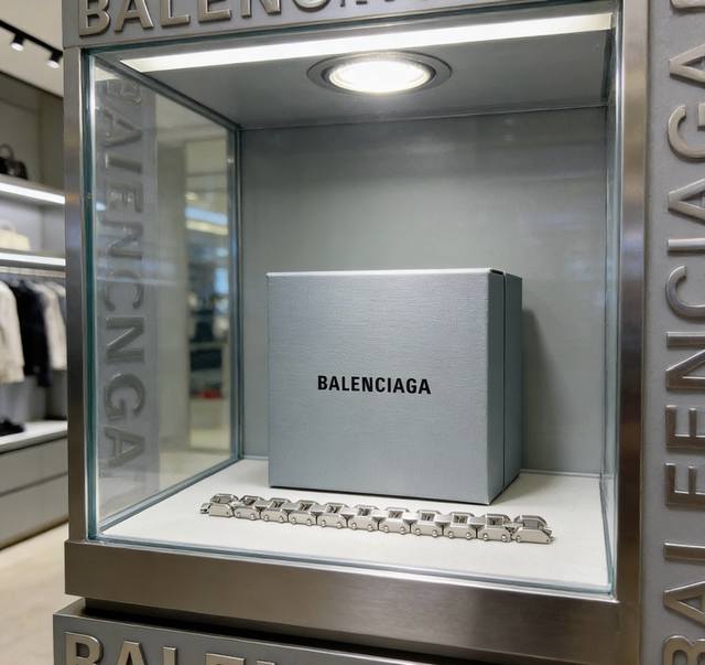 p200。 原单货新品 巴黎世家 Balenciaga手链专柜一致巴黎世家手链 男女火爆款出货 设计独特 前卫 男女必备！任佩戴不氧化不退色 的高品质单品 咪金
