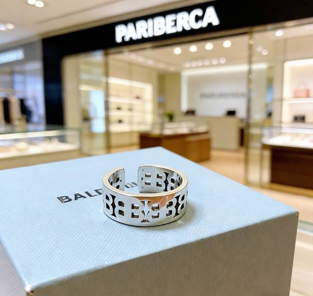 p70。 原单货新品 巴黎世家戒指 Balenciaga戒指专柜一致巴黎世家戒指火爆款出货 设计独特 前卫 超级闪亮的V金